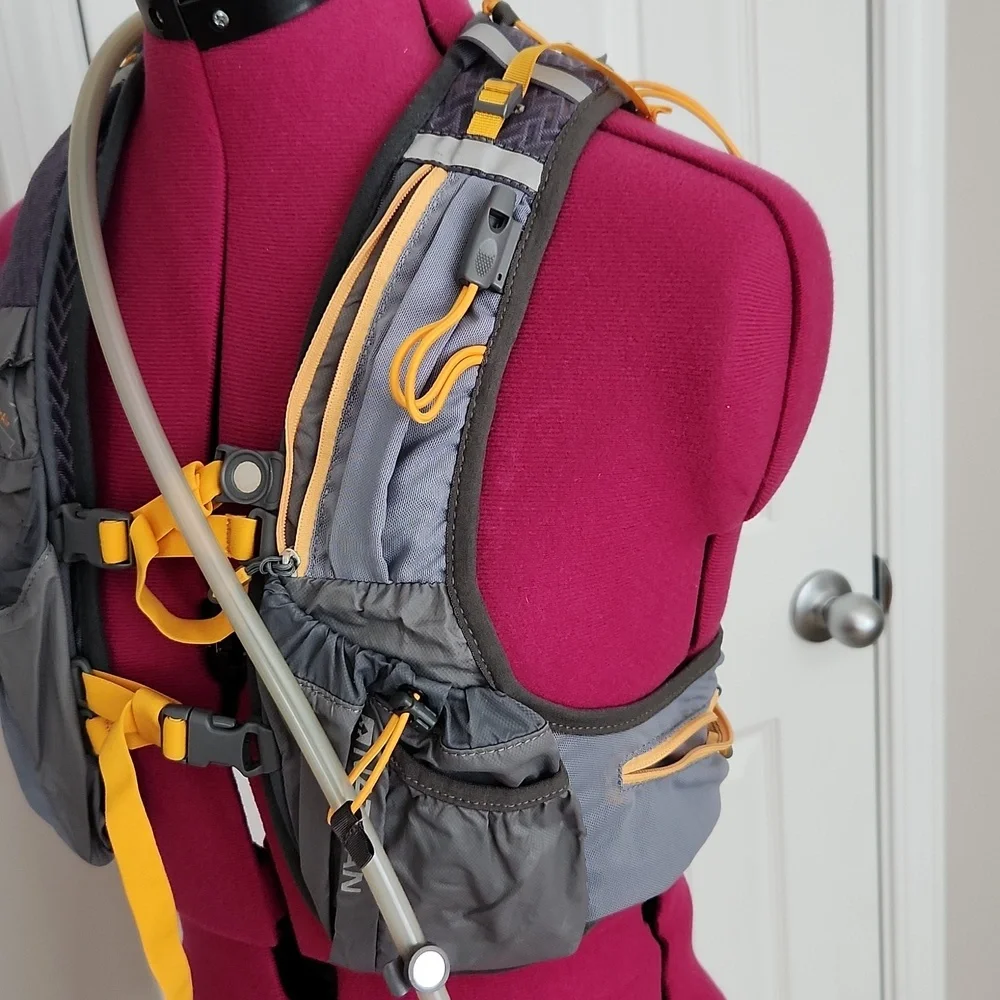 Nathan Runner's/Hiker's vest with water bladder - Picture 6 of 6